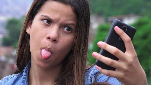 Bastante Adolescente Chica Posando Para Selfies —  Fotos de Stock