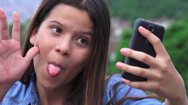 Elég Tini Lány Pózol Selfies — Stock Fotó