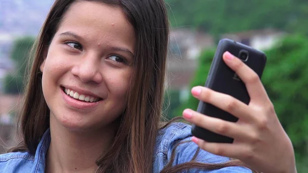 Bastante Adolescente Chica Posando Para Selfies — Foto de Stock