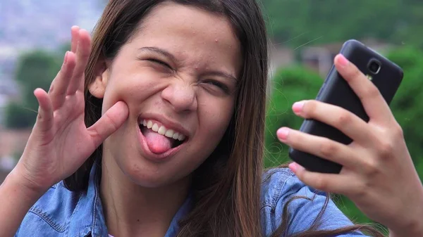 Tonta Tonta Chica Haciendo Caras Graciosas Tomando Selfies — Foto de Stock