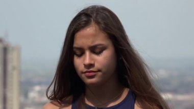 Genç kız makyaj uygulamak