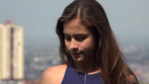 Dospívající dívka použití make-up — Stock video