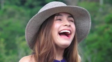 Gülen ve Having Fun genç kız