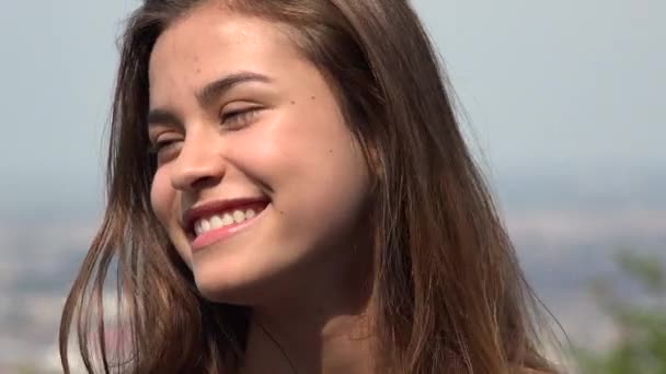 Gülümseyen genç İspanyol kız — Stok video
