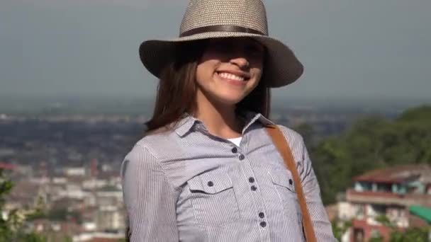 Lächelnd Teenager Mädchen Sommertag — Stockvideo