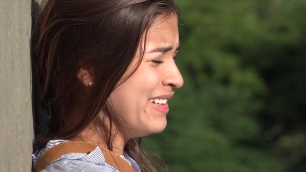 Beunruhigtes Teenager-Mädchen weint — Stockvideo