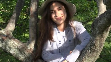 Açık havada ağaç parkta genç kız