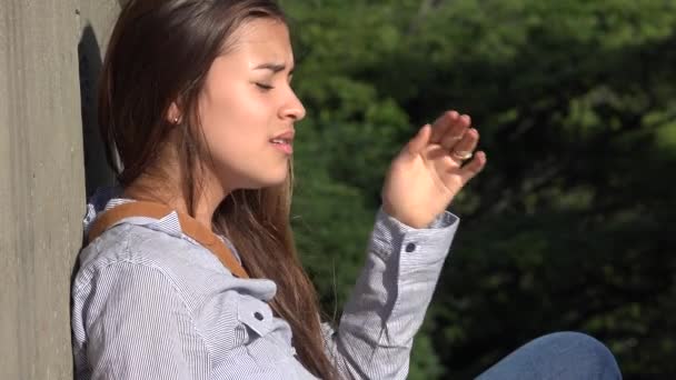 Zarar duyguları ile genç kız ağlıyor — Stok video