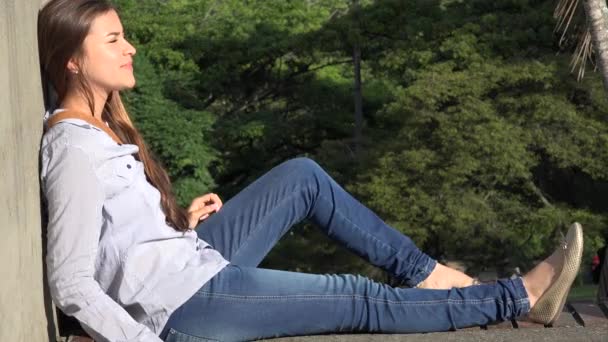 Teenager Mädchen entspannen sich ausruhen und sitzen — Stockvideo