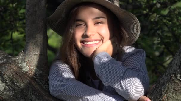 Sorridente giovanissima ragazza a parco su sunny day — Video Stock