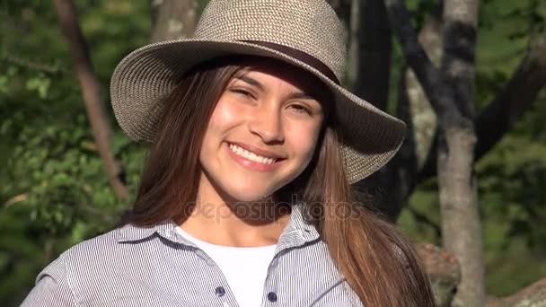 Menina bonito Sorrindo Adolescente Feminino — Vídeo de Stock