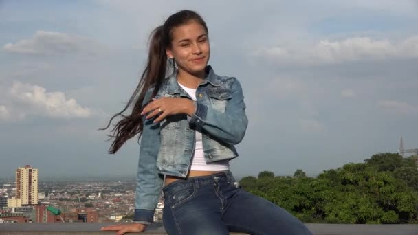 Teen hispánský dívka sedící — Stock video