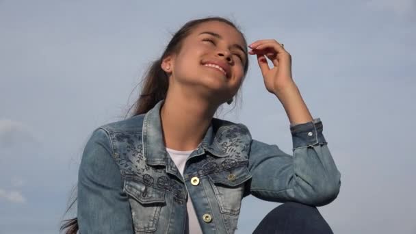 Menina adolescente feliz ou adolescente feminino — Vídeo de Stock