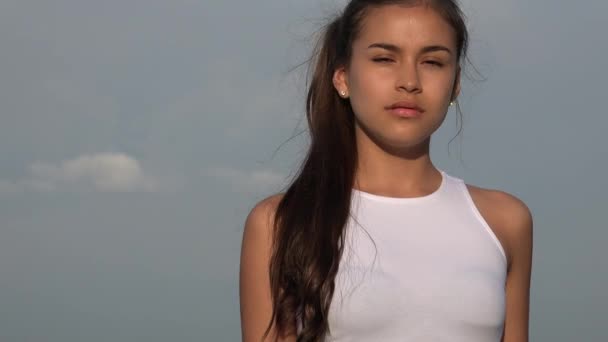 Selbstbewusstes Teenie-Mädchen posiert — Stockvideo