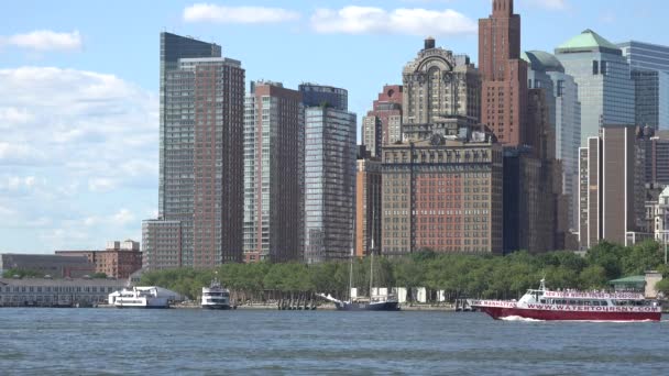 ニューヨークのフェリーと建物 — ストック動画