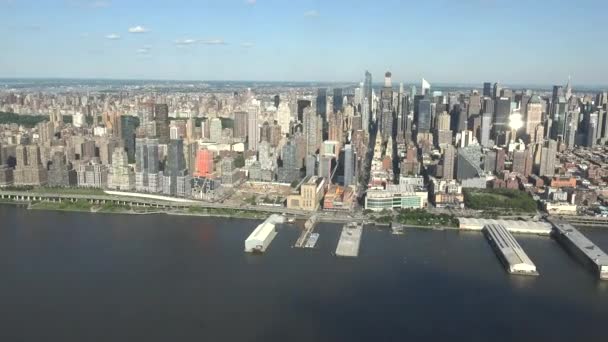 曼哈顿中城和桥墩在河上 — 图库视频影像