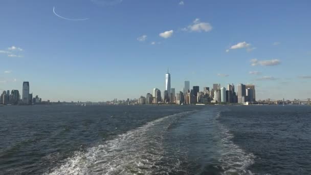 Гавань Нью-Йорка и горизонты города — стоковое видео