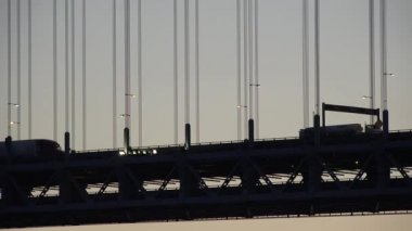 Gece köprü trafiği