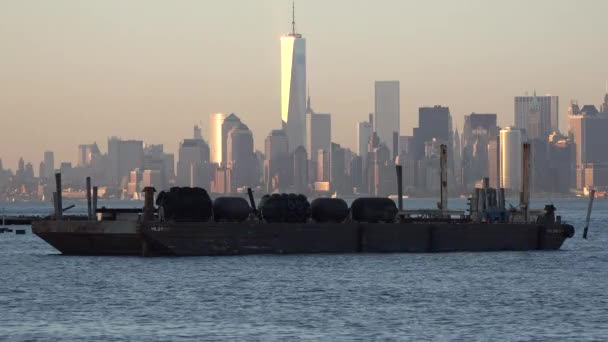 Industriële boot In de haven van de stad — Stockvideo