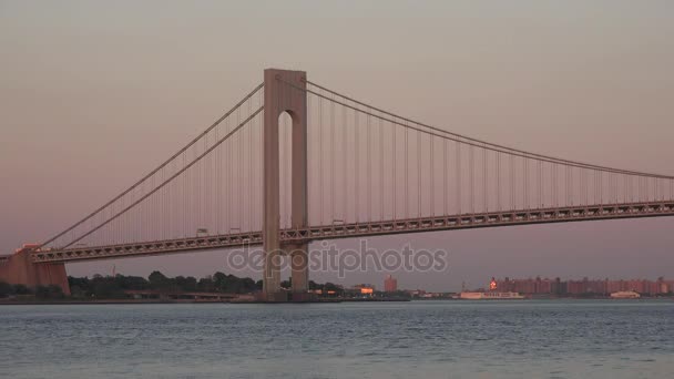 Ponte de suspensão ao entardecer ou ao amanhecer — Vídeo de Stock