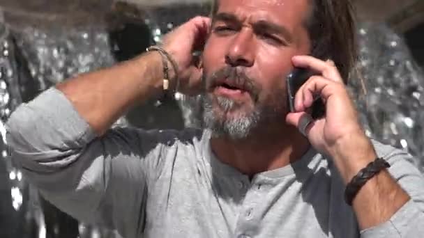 Захоплений чоловік чує хороші новини по телефону — стокове відео