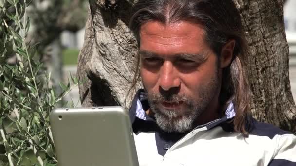 Beau homme utilisant une tablette — Video