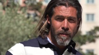 Yakışıklı beyaz yetişkin adam