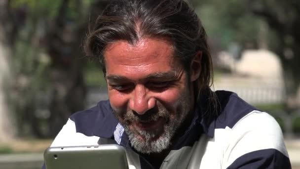 Щасливий чоловік використовує планшет — стокове відео