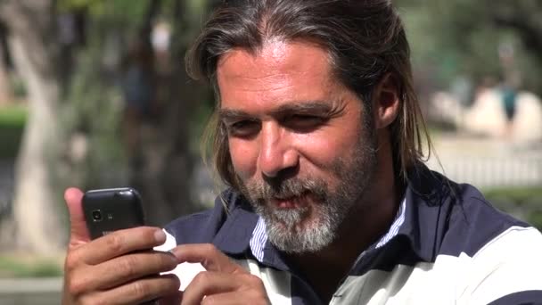 Atrakcyjny mężczyzna przy użyciu smartfona — Wideo stockowe