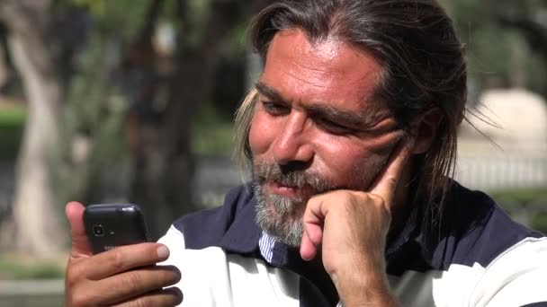 Hombre usando el teléfono celular — Vídeos de Stock