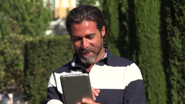 Muž používající tablet pc — Stock video