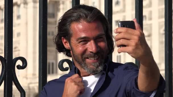 Hombre tomando selfies usando el teléfono — Vídeos de Stock