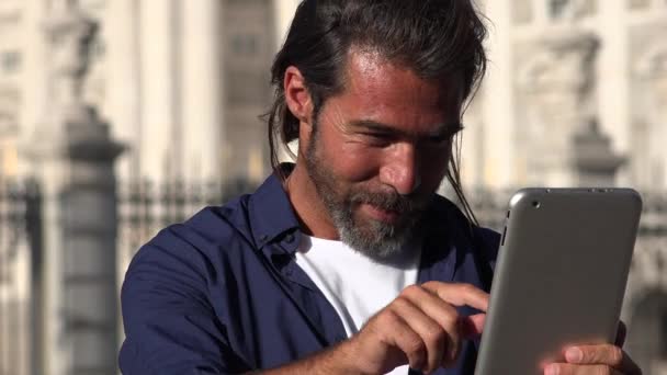 Hombre usando la PC tableta — Vídeos de Stock