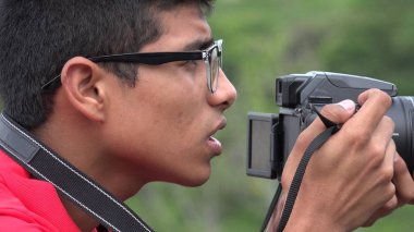 Genç çocuk dijital kamera kullanarak