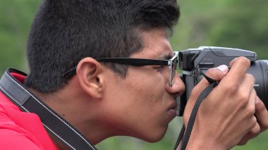 Genç çocuk dijital kamera kullanarak