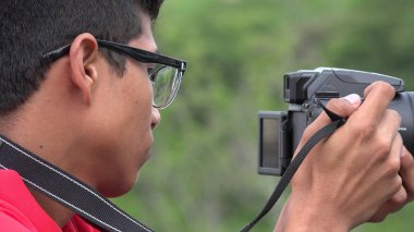 Genç çocuk dijital kamera kullanarak