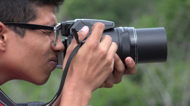 Genç çocuk öğrenme kullanma Digital fotoğraf makinesi için