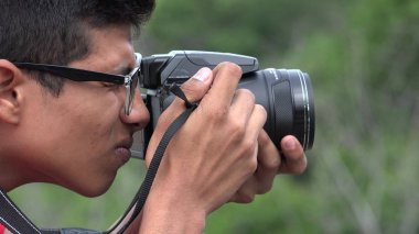 Genç çocuk öğrenme kullanma Digital fotoğraf makinesi için