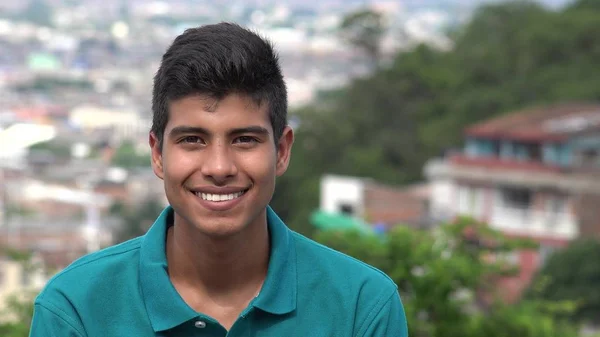 微笑的青少年西班牙裔男孩 — 图库照片