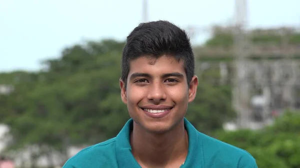 Sonriente Seguro Adolescente Chico Con Bonitos Dientes Blancos —  Fotos de Stock
