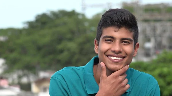 Emin mutlu gülümseyen genç İspanyol çocuk