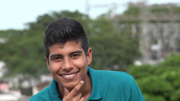 Confiado Feliz Sonriente Adolescente Hispano Chico —  Fotos de Stock