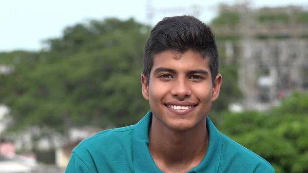 Confiante Feliz Sorrindo Adolescente Hispânico Menino — Fotografia de Stock