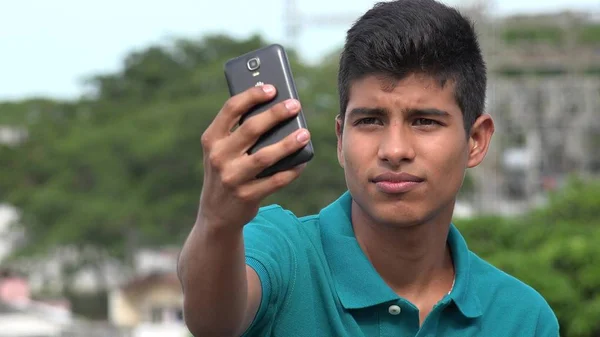 Bonito teen menino tomando selfy — Fotografia de Stock