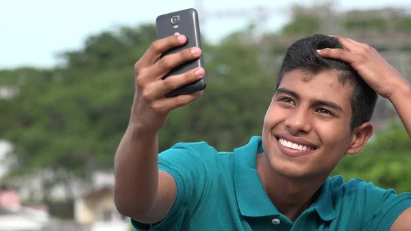 Bien buscando adolescente chico tomando selfy y sonriendo —  Fotos de Stock