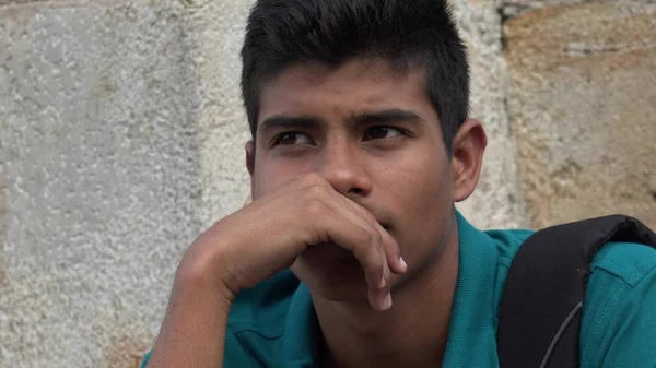 Traurige und unglückliche männliche hispanische Teenager — Stockfoto