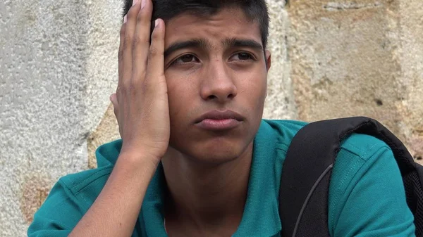 Karışık ve endişeli genç erkek öğrenci