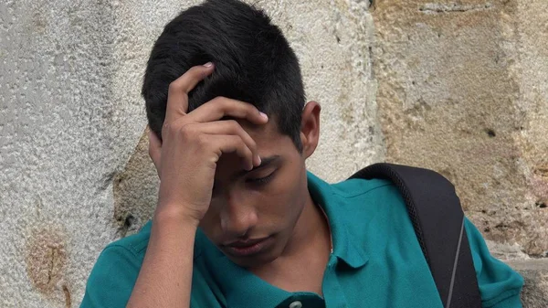 悲伤和孤独的青少年男性学生 — 图库照片