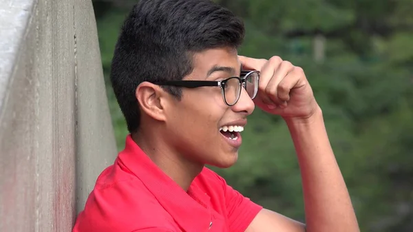 Glücklich aufgeregt Teenager Junge reden — Stockfoto