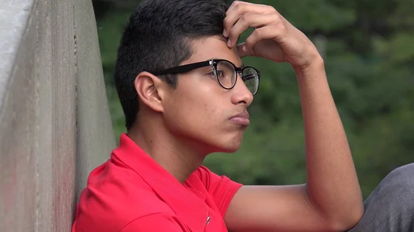 Inteligente Adolescente Hispânico Menino Pensando — Fotografia de Stock